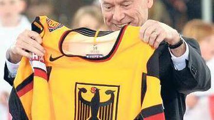 Zu viel gelb. Bundespräsident Köhler gefällt das deutsche Trikot trotzdem.