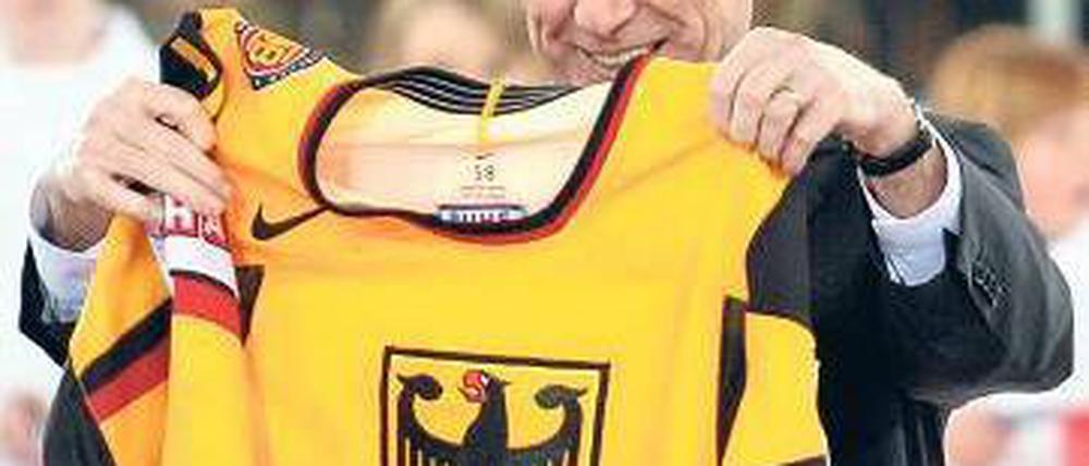 Zu viel gelb. Bundespräsident Köhler gefällt das deutsche Trikot trotzdem.