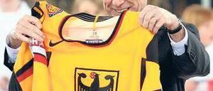 Zu viel gelb. Bundespräsident Köhler gefällt das deutsche Trikot trotzdem.