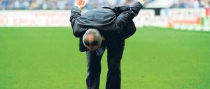 Applaus und Vorhang. Felix Magath, Schalkes Regisseur und Intendant in Personalunion, empfängt den Beifall für seine Aufführung. Foto: ddp