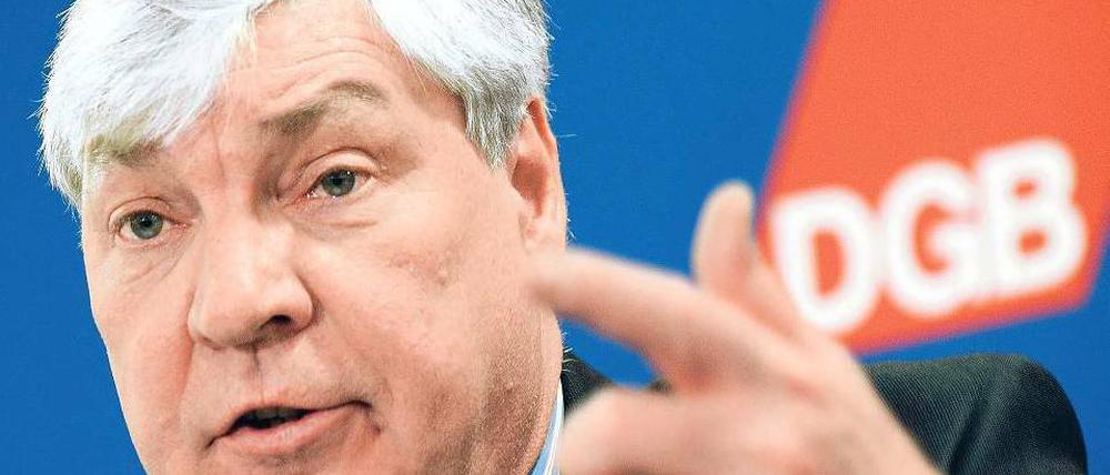 Michael Sommer (58) ist seit Mai 2002 Vorsitzender des Deutschen Gewerkschaftsbundes (DGB). Er stammt aus dem nordrhein-westfälischen Büderich, das inzwischen nach Meerbusch eingemeindet ist. Sommer gehört seit 1981 der SPD an.