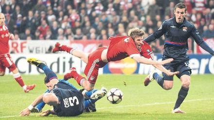 Abflug ins Finale? Thomas Müller, hier ohne Bodenhaftung, will heute mit dem FC Bayern die Halbfinalhürde Lyon überspringen.
