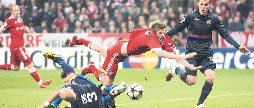 Abflug ins Finale? Thomas Müller, hier ohne Bodenhaftung, will heute mit dem FC Bayern die Halbfinalhürde Lyon überspringen.