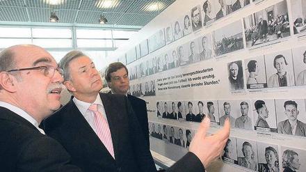 Einsichten in die Verbrechen der Nazis. Andreas Nachama, der Direktor der Stiftung Topographie des Terrors, führt den Regierenden Bürgermeister Klaus Wowereit am Eröffnungstag durch die Dauerausstellung im Neubau. Foto: Günter Peters