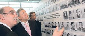 Einsichten in die Verbrechen der Nazis. Andreas Nachama, der Direktor der Stiftung Topographie des Terrors, führt den Regierenden Bürgermeister Klaus Wowereit am Eröffnungstag durch die Dauerausstellung im Neubau. Foto: Günter Peters