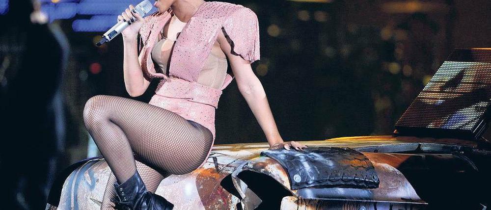Mad House, Mad Max. Rihanna vor einem ihrer Bühnenaccessoires. Foto: Marius Becker/dpa