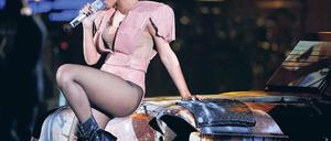 Mad House, Mad Max. Rihanna vor einem ihrer Bühnenaccessoires. Foto: Marius Becker/dpa