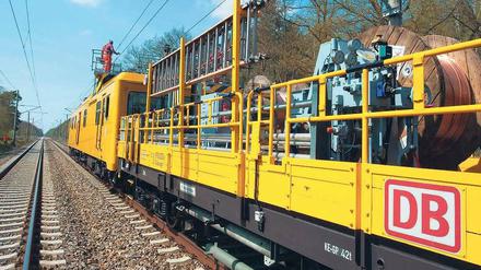 Hin und weg. In der Nähe von Fürstenwalde (Oder-Spree) wird nach einem Diebstahl neues Kupferkabel verlegt. Buntmetalldiebe hatten auf der Regionalexpresslinie 1 gut zwei Kilometer aus der Oberleitung gestohlen. Foto: dpa/Patrick Pleul