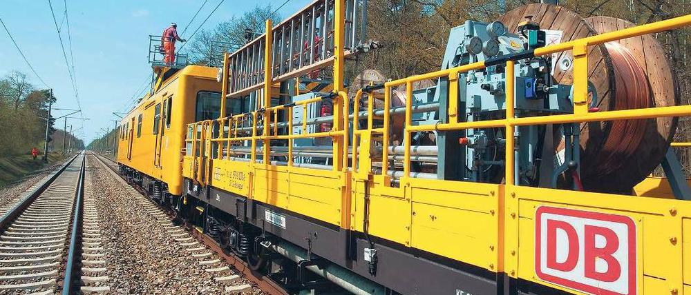 Hin und weg. In der Nähe von Fürstenwalde (Oder-Spree) wird nach einem Diebstahl neues Kupferkabel verlegt. Buntmetalldiebe hatten auf der Regionalexpresslinie 1 gut zwei Kilometer aus der Oberleitung gestohlen. Foto: dpa/Patrick Pleul