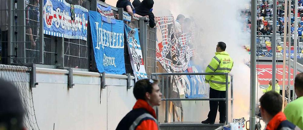 Hansa-Fans sorgten in Düsseldorf beinahe für einen Spielabbruch.
