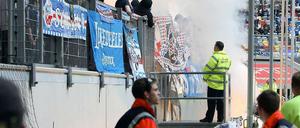 Hansa-Fans sorgten in Düsseldorf beinahe für einen Spielabbruch.