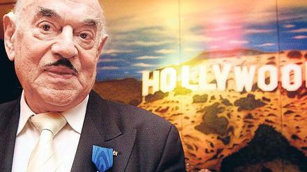 Theater seiner Träume. Brauner, hier bei einem Besuch im Hollywood-Media-Hotel, ist mit dem Intendanten im Gespräch. Sagt er. Der Intendant weiß davon gar nichts.