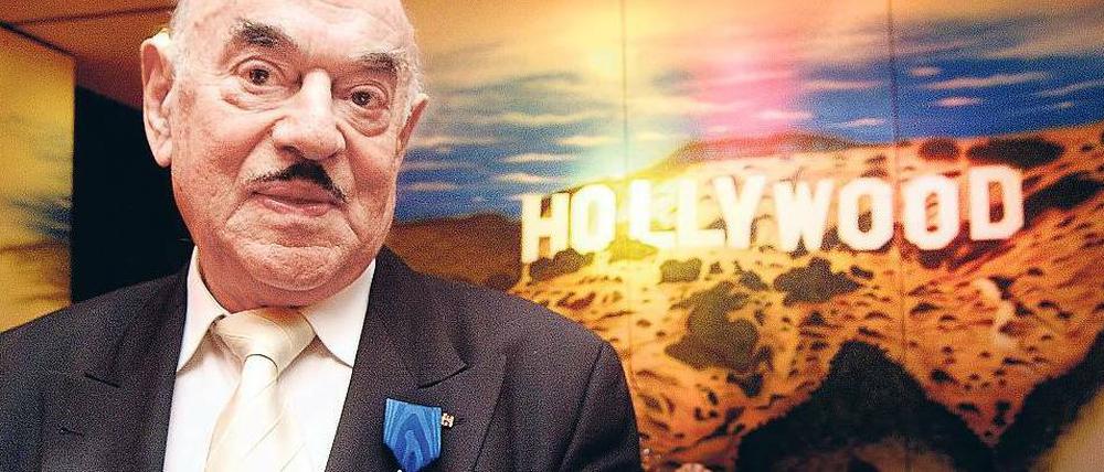 Theater seiner Träume. Brauner, hier bei einem Besuch im Hollywood-Media-Hotel, ist mit dem Intendanten im Gespräch. Sagt er. Der Intendant weiß davon gar nichts. 