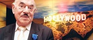 Theater seiner Träume. Brauner, hier bei einem Besuch im Hollywood-Media-Hotel, ist mit dem Intendanten im Gespräch. Sagt er. Der Intendant weiß davon gar nichts. 