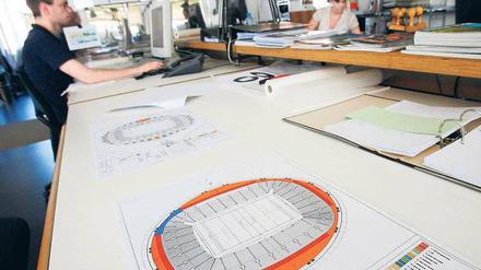Fachkräfte für Fußball-Arenen. Die Architekten von Gerkan, Marg und Partner haben drei der neuen WM-Stadien in Südafrika entworfen. Foto: WDR/dpa