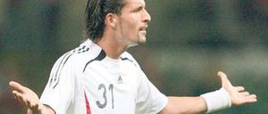 Trainer, warum? Kevin Kuranyi wird auch in naher Zukunft nur auf Archivfotos (hier aus dem Jahr 2007) im Nationaltrikot zu sehen sein. Foto: dpa