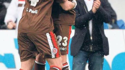 Sprung in die Bundesliga. Vor den Augen von Präsident Littmann feiern Deniz Naki und Fabio Morena (l.) den Aufstieg. Foto: ddp