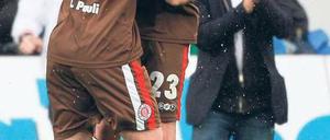 Sprung in die Bundesliga. Vor den Augen von Präsident Littmann feiern Deniz Naki und Fabio Morena (l.) den Aufstieg. Foto: ddp