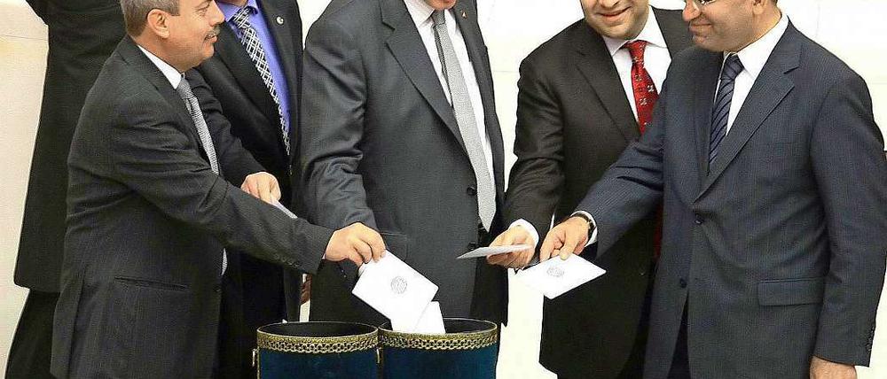 Türkeis Premier Recep Tayyip Erdogan (Mitte) bei der Abstimmung.