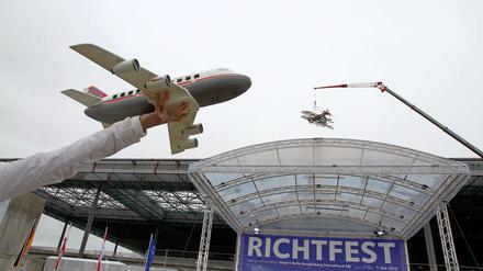 In 539 Tagen gibt es dann auch echte Flugzeuge.