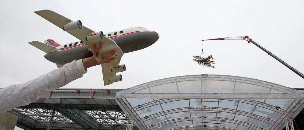 In 539 Tagen gibt es dann auch echte Flugzeuge.