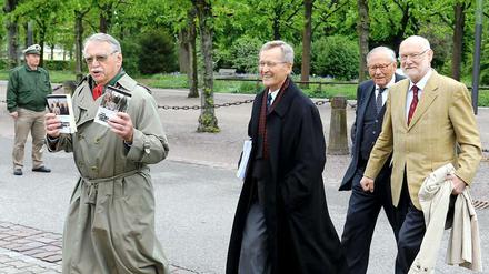 Die Rechts- und Wirtschaftswissenschaftler Wilhelm Hankel, Karl Albrecht Schachtschneider, Wilhelm Nölling und Joachim Starbatty auf dem Weg zum Karlsruher Bundesverfassungsgericht. Unmittelbar nach Verabschiedung der Griechenland-Hilfe im Bundestag haben die Wissenschaftler Verfassungsbeschwerde eingelegt.
