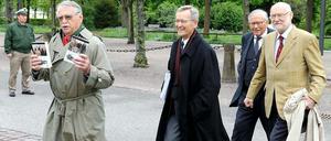 Die Rechts- und Wirtschaftswissenschaftler Wilhelm Hankel, Karl Albrecht Schachtschneider, Wilhelm Nölling und Joachim Starbatty auf dem Weg zum Karlsruher Bundesverfassungsgericht. Unmittelbar nach Verabschiedung der Griechenland-Hilfe im Bundestag haben die Wissenschaftler Verfassungsbeschwerde eingelegt.