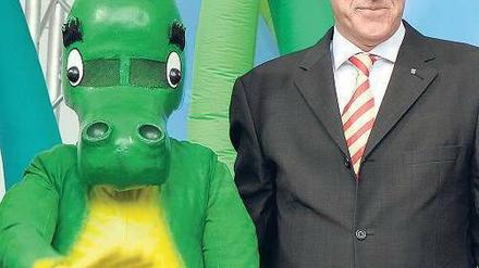 Tabaluga, hilf! Regierungschef Jürgen Rüttgers bei einem Familienfest der CDU in Köln eine Woche vor der Landtagswahl.Foto: dpa