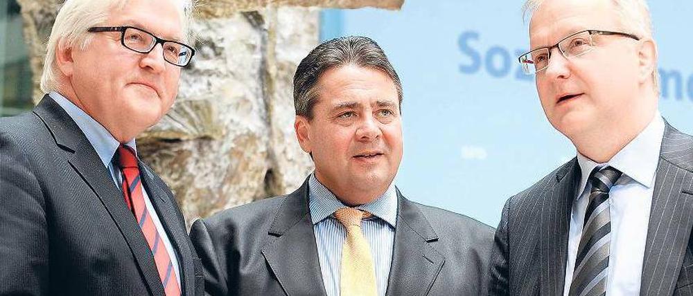 Nein vorstellbar. Die SPD-Politiker Steinmeier (links) und Gabriel (Mitte) am Montag mit EU-Währungskommissar Rehn. Foto: ddp