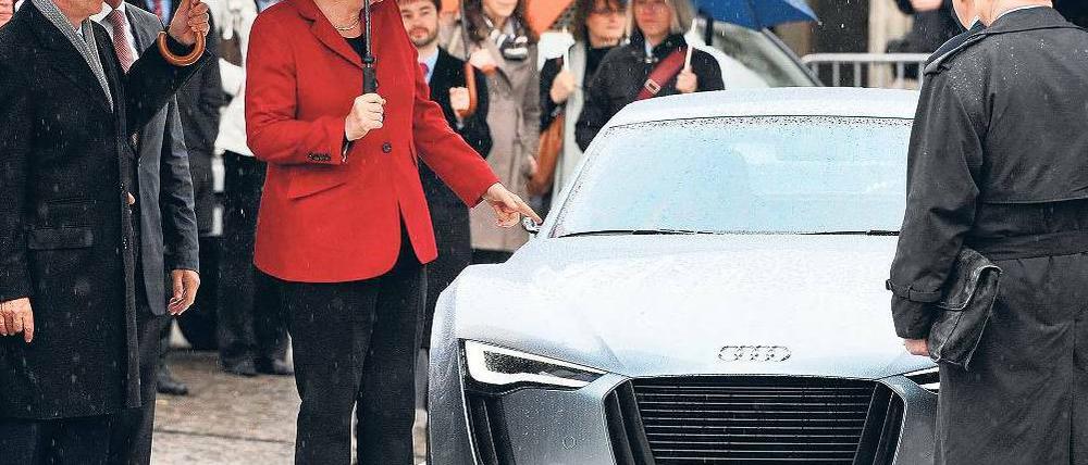 Autos von morgen. Bundeskanzlerin Angela Merkel besichtigte am Montag im strömenden Regen vor dem Brandenburger Tor die "Technikschau" der deutschen Automobilindustrie und ihrer Zulieferer. Mit dabei: die Elektrostudie "E-tron" von Audi.