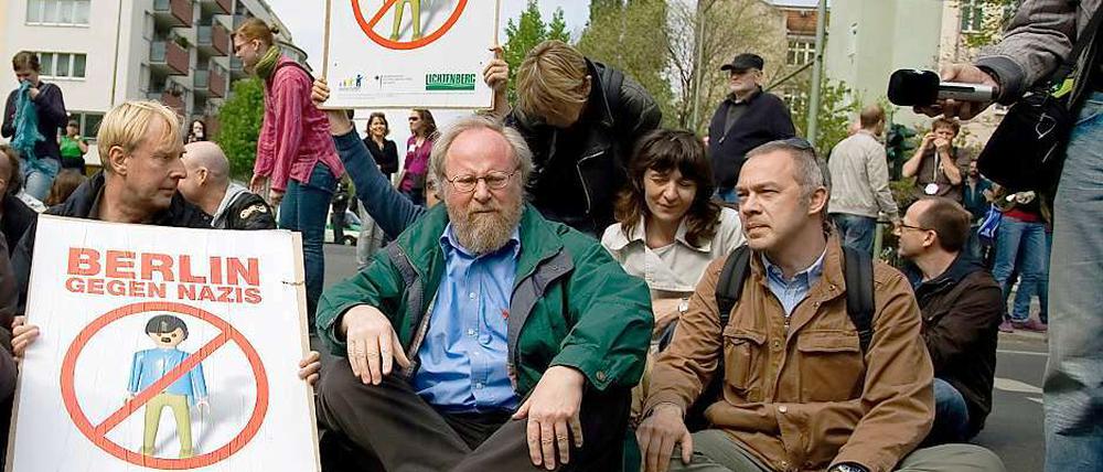 Für diesen Schneidersitz wird Wolfgang Thierse von allen Seiten kritisiert.