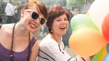 Friedlicher Mai-Start. Fröhliche Mienen auf der Multi-Kulti-Meile beim Myfest in Kreuzberg. Engagierte Demonstranten bei der DGB-Kundgebung, auch diesmal mit Klaus Wowereit als „Frontmann“. Freundschaftliches Trinken mit Polizeipräsenz in der Walpurgisnacht auf dem Boxhagener Platz.