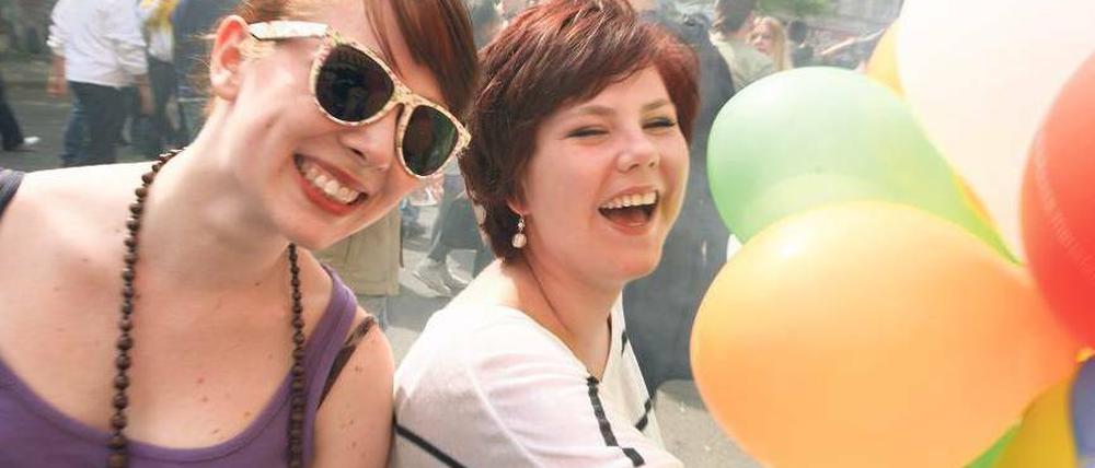 Friedlicher Mai-Start. Fröhliche Mienen auf der Multi-Kulti-Meile beim Myfest in Kreuzberg. Engagierte Demonstranten bei der DGB-Kundgebung, auch diesmal mit Klaus Wowereit als „Frontmann“. Freundschaftliches Trinken mit Polizeipräsenz in der Walpurgisnacht auf dem Boxhagener Platz.