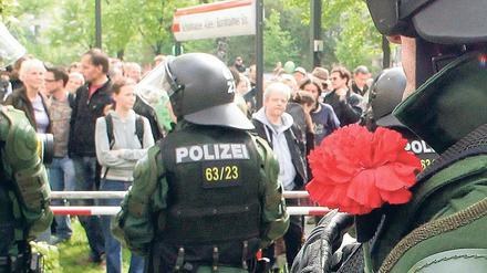Tag der Arbeit für die Polizei. Die Linke war früh auf den Beinen: Schon um 10 Uhr war ein großes Polizeiaufgebot im Einsatz an der Bornholmer Brücke, um die Demonstration der Rechten zu sichern und die Gegendemonstranten auf Distanz zur geplanten Route, dem Treffpunkt der Nazis, zu halten. Insgesamt 7000 Beamten waren stadtweit im Einsatz. Foto: Davids / Darmer