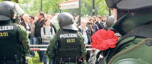 Tag der Arbeit für die Polizei. Die Linke war früh auf den Beinen: Schon um 10 Uhr war ein großes Polizeiaufgebot im Einsatz an der Bornholmer Brücke, um die Demonstration der Rechten zu sichern und die Gegendemonstranten auf Distanz zur geplanten Route, dem Treffpunkt der Nazis, zu halten. Insgesamt 7000 Beamten waren stadtweit im Einsatz. Foto: Davids / Darmer
