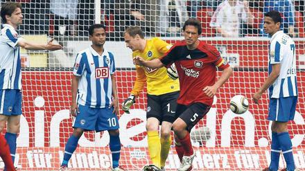 Das Tor zur Zweiten Liga. Der Leverkusener Manuel Friedrich erzielt den Ausgleich zum 1:1 und besiegelt Herthas Schicksal. Foto: Reuters