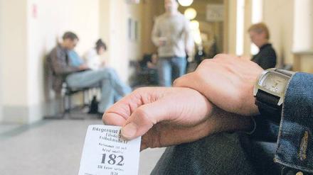 Warten im Bürgeramt.