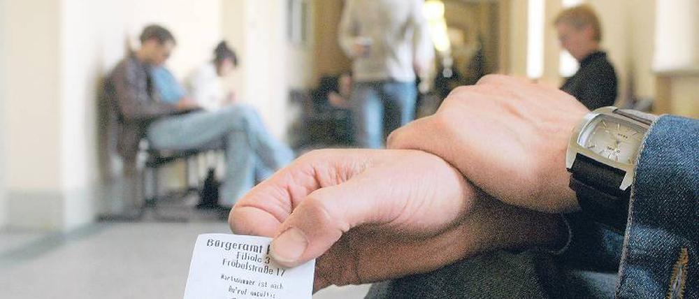 Warten im Bürgeramt.