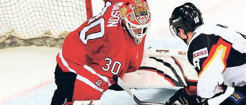 Ja, wo isser denn? Kanadas Goalie Mason hält gegen Deutschlands Kreuzer. Foto: dpa