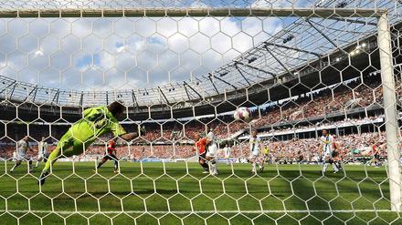 Gehopst wie gesprungen: Gladbachs Torwart Bailly kassiert das 0:3 durch Ya Konan.