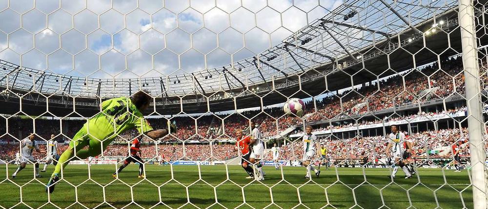 Gehopst wie gesprungen: Gladbachs Torwart Bailly kassiert das 0:3 durch Ya Konan.