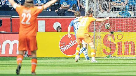 ndstation für die Hoffnung. Bremens Mesut Özil erzielt gegen Schalke 04 das 1:0 und leitet damit jene Niederlage ein, die Schalke nahezu alle Titelträume nimmt.