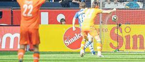 ndstation für die Hoffnung. Bremens Mesut Özil erzielt gegen Schalke 04 das 1:0 und leitet damit jene Niederlage ein, die Schalke nahezu alle Titelträume nimmt.