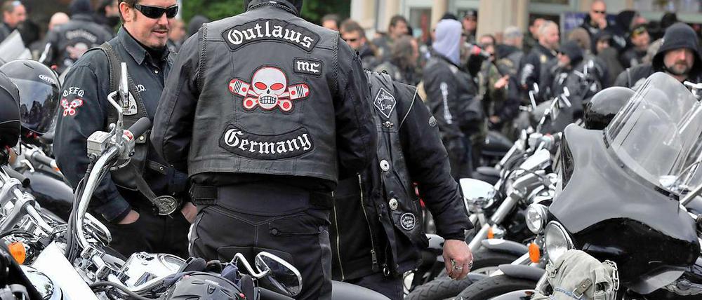 Rund 200 Rocker versammeln sich zum Urteilsspruch gegen zwei Mordangeklagte vor dem Landgericht in Kaiserslautern. 