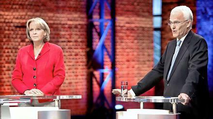 Hannelore Kraft ignoriert die spitzmündischen und krausstirnigen Überzeugungsbemühungen von Jürgen Rüttgers so gut es geht.