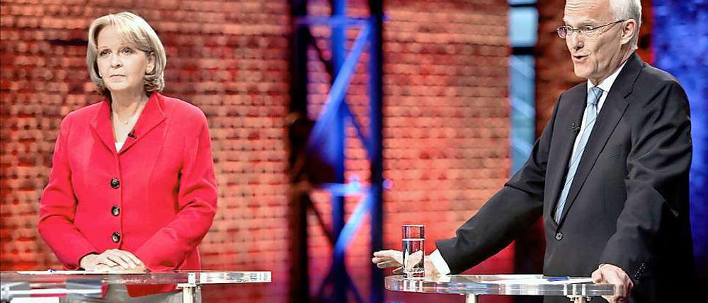 Hannelore Kraft ignoriert die spitzmündischen und krausstirnigen Überzeugungsbemühungen von Jürgen Rüttgers so gut es geht.