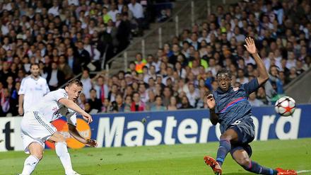 Ivica Olic erzielt den Führungstreffer für den FC Bayern.