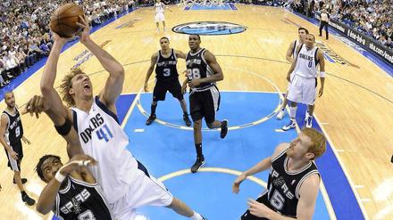 Grüß mir die Sonne: Dirk Nowitzki half maßgeblich, Dallas im Spiel zu halten.