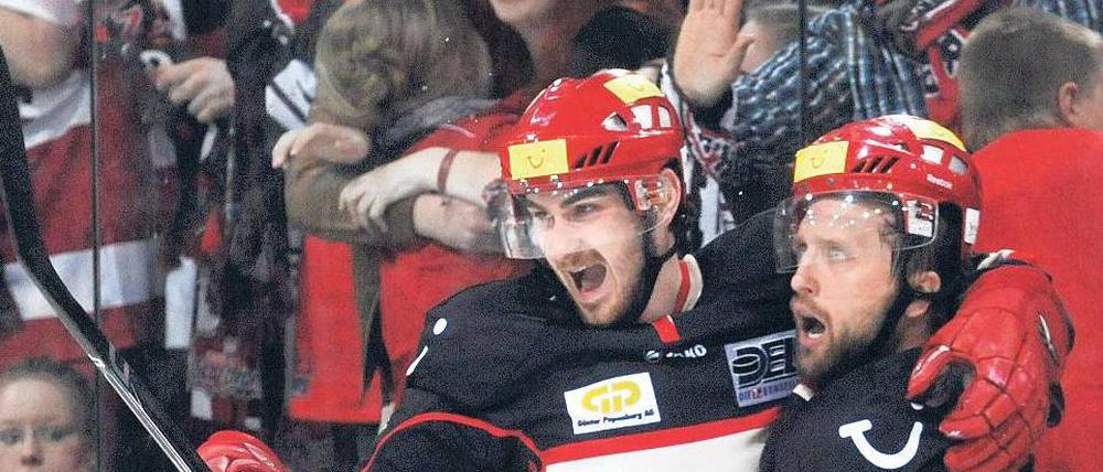Im Jubel vereint. Martin Hlinka (r.) und Sachar Blank feiern wie Hannovers Fans den Sieg über Augsburg im ersten Finalspiel.