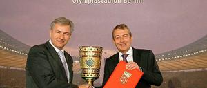 Berlins Regierender Bürgermeister Klaus Wowereit, der Generalsekretär des Deutschen Fußball Bundes (DFB), Wolfgang Niersbach - und der DFB-Pokal.